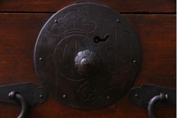 アンティーク家具　和製アンティーク　鉄脚付リメイク　縁起の良い図柄の金具が付いた箪笥テレビボード(リビングボード、引き出し)