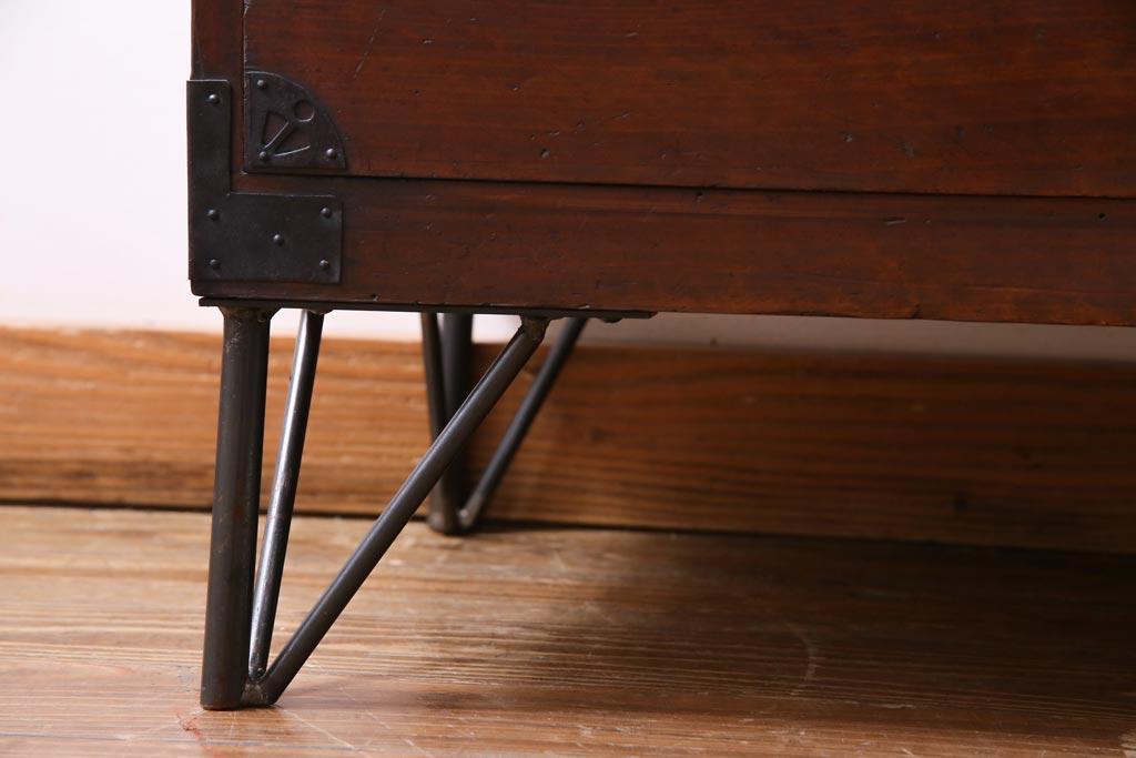 アンティーク家具　和製アンティーク　鉄脚付リメイク　縁起の良い図柄の金具が付いた箪笥テレビボード(リビングボード、引き出し)