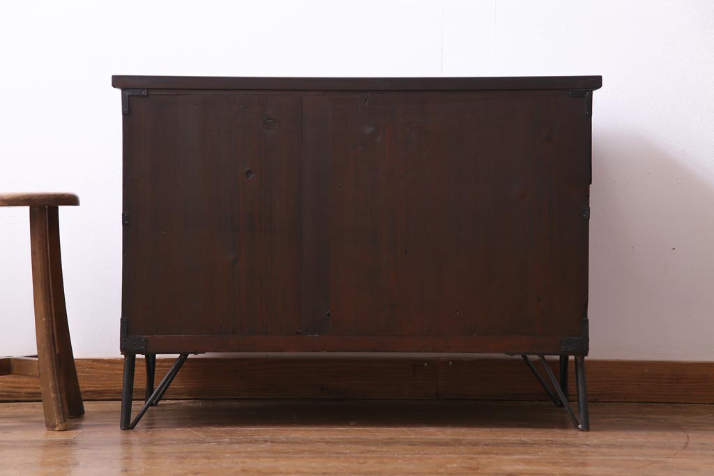 アンティーク家具　和製アンティーク　鉄脚付リメイク　縁起の良い図柄の金具が付いた箪笥テレビボード(リビングボード、引き出し)