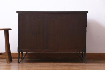 アンティーク家具　和製アンティーク　鉄脚付リメイク　縁起の良い図柄の金具が付いた箪笥テレビボード(リビングボード、引き出し)