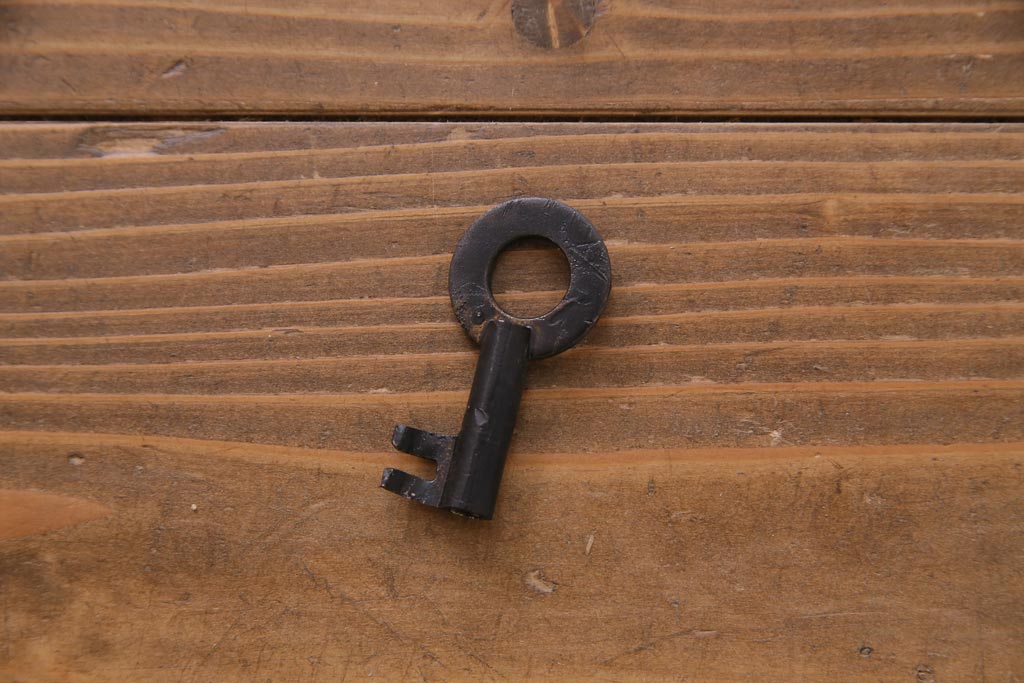 アンティーク家具　和製アンティーク　鉄脚付リメイク　縁起の良い図柄の金具が付いた箪笥テレビボード(リビングボード、引き出し)