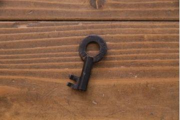 アンティーク家具　和製アンティーク　鉄脚付リメイク　縁起の良い図柄の金具が付いた箪笥テレビボード(リビングボード、引き出し)