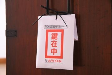 アンティーク家具　和製アンティーク　鉄脚付リメイク　縁起の良い図柄の金具が付いた箪笥テレビボード(リビングボード、引き出し)