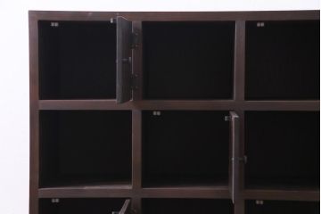 ラフジュ工房オリジナル　3×3マス　チェッカー模様に扉が付いた脚付マス目棚・右開き(収納棚、ロッカー)
