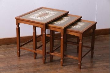 ヴィンテージ家具　北欧ビンテージ　チーク材　ミッドセンチュリーな雰囲気漂うタイルトップのネストテーブル(サイドテーブル)