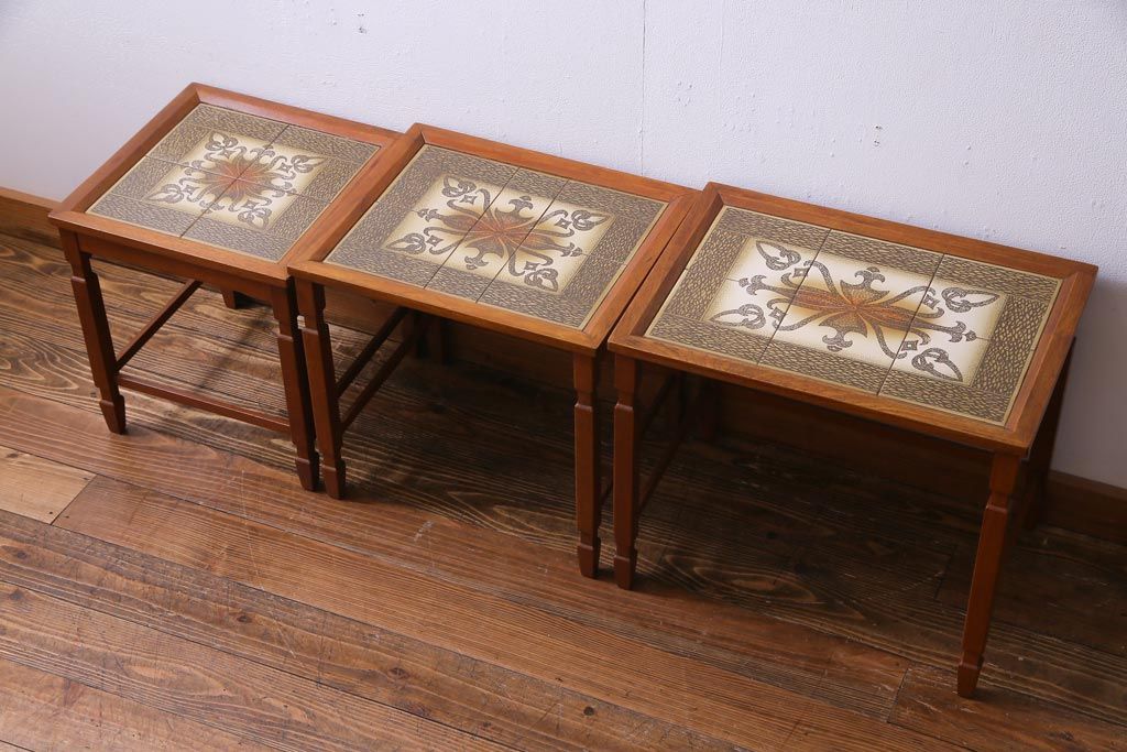 ヴィンテージ家具　北欧ビンテージ　チーク材　ミッドセンチュリーな雰囲気漂うタイルトップのネストテーブル(サイドテーブル)