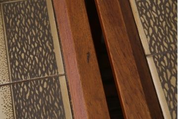 ヴィンテージ家具　北欧ビンテージ　チーク材　ミッドセンチュリーな雰囲気漂うタイルトップのネストテーブル(サイドテーブル)