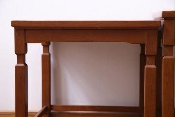 ヴィンテージ家具　北欧ビンテージ　チーク材　ミッドセンチュリーな雰囲気漂うタイルトップのネストテーブル(サイドテーブル)