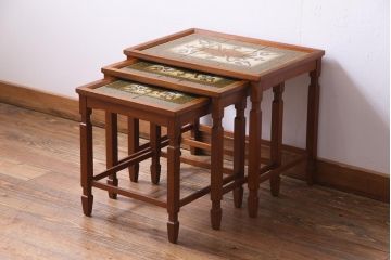 ヴィンテージ家具　北欧ビンテージ　チーク材　ミッドセンチュリーな雰囲気漂うタイルトップのネストテーブル(サイドテーブル)