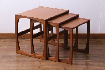 ヴィンテージ家具　北欧ビンテージ　G-PLAN(ジープラン)　チーク材　温かみのある木味のネストテーブル(サイドテーブル)