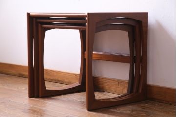 ヴィンテージ家具　北欧ビンテージ　G-PLAN(ジープラン)　チーク材　温かみのある木味のネストテーブル(サイドテーブル)