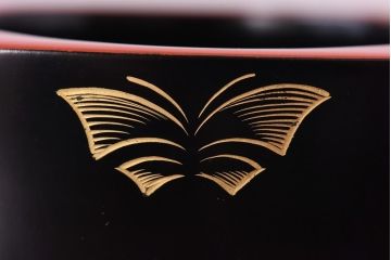 昭和中期　共箱付き　輪島塗　朱塗りと蝶の紋様が目を引く木製徳利台3個セット(徳利袴)(1)