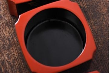 昭和中期　共箱付き　輪島塗　朱塗りと蝶の紋様が目を引く木製徳利台3個セット(徳利袴)(1)
