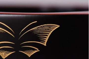 昭和中期　共箱付き　輪島塗　朱塗りと蝶の紋様が目を引く木製徳利台3個セット(徳利袴)(1)