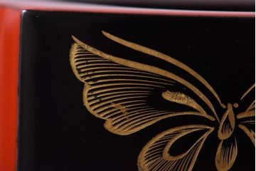 昭和中期　共箱付き　輪島塗　朱塗りと蝶の紋様が目を引く木製徳利台3個セット(徳利袴)(2)