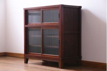 レトロ家具　昭和レトロ　モールガラス入り　リメイク　ノスタルジックな脚付ガラス戸棚(収納棚、キャビネット)