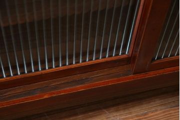 レトロ家具　昭和レトロ　モールガラス入り　リメイク　ノスタルジックな脚付ガラス戸棚(収納棚、キャビネット)
