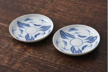 江戸期　虫文　白磁とのバランスが美しい染付小皿2枚セット(3寸皿)