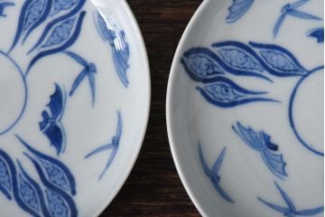 江戸期　虫文　白磁とのバランスが美しい染付小皿2枚セット(3寸皿)