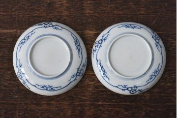 江戸期　虫文　白磁とのバランスが美しい染付小皿2枚セット(3寸皿)