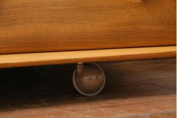 ヴィンテージ家具　イギリスビンテージ　楡材　ERCOL(アーコール)　丸みのあるフォルムのキャスター付きサイドボード(収納棚、キャビネット)(1)