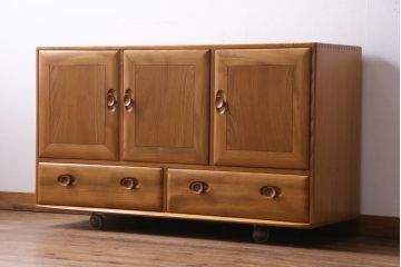ヴィンテージ家具　イギリスビンテージ　楡材　ERCOL(アーコール)　丸みのあるフォルムのキャスター付きサイドボード(収納棚、キャビネット)(1)