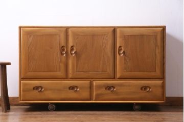 ヴィンテージ家具　イギリスビンテージ　楡材　ERCOL(アーコール)　丸みのあるフォルムのキャスター付きサイドボード(収納棚、キャビネット)(1)