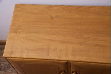 ヴィンテージ家具　イギリスビンテージ　楡材　ERCOL(アーコール)　丸みのあるフォルムのキャスター付きサイドボード(収納棚、キャビネット)(1)