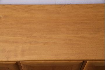 ヴィンテージ家具　イギリスビンテージ　楡材　ERCOL(アーコール)　丸みのあるフォルムのキャスター付きサイドボード(収納棚、キャビネット)(1)