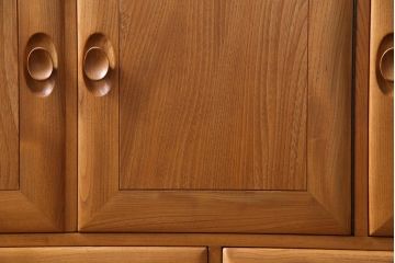ヴィンテージ家具　イギリスビンテージ　楡材　ERCOL(アーコール)　丸みのあるフォルムのキャスター付きサイドボード(収納棚、キャビネット)(1)