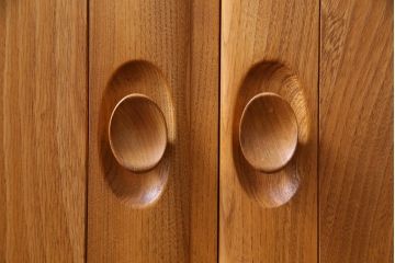 ヴィンテージ家具　イギリスビンテージ　楡材　ERCOL(アーコール)　丸みのあるフォルムのキャスター付きサイドボード(収納棚、キャビネット)(1)