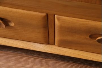 ヴィンテージ家具　イギリスビンテージ　楡材　ERCOL(アーコール)　丸みのあるフォルムのキャスター付きサイドボード(収納棚、キャビネット)(1)