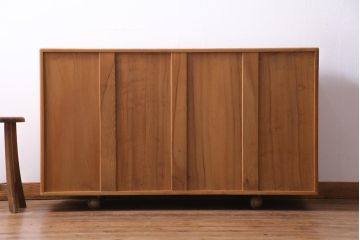 ヴィンテージ家具　イギリスビンテージ　楡材　ERCOL(アーコール)　丸みのあるフォルムのキャスター付きサイドボード(収納棚、キャビネット)(1)