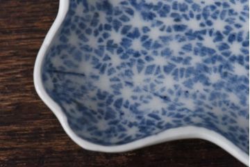 江戸期　結霜のような模様が可愛らしいアンティークの印判豆皿(変形皿)