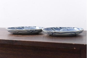 江戸期　伊万里焼　6寸　大輪の牡丹が魅力の染付皿2枚セット(中皿)(1)