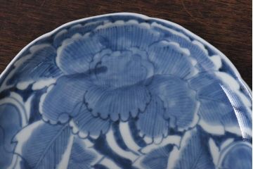 江戸期　伊万里焼　6寸　大輪の牡丹が魅力の染付皿2枚セット(中皿)(1)