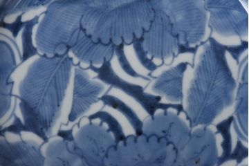 江戸期　伊万里焼　6寸　大輪の牡丹が魅力の染付皿2枚セット(中皿)(1)