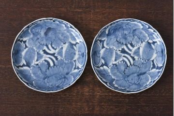 江戸期　伊万里焼　6寸　大輪の牡丹が魅力の染付皿2枚セット(中皿)(2)