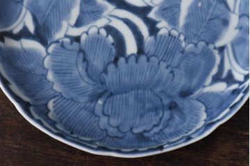 江戸期　伊万里焼　6寸　大輪の牡丹が魅力の染付皿2枚セット(中皿)(2)