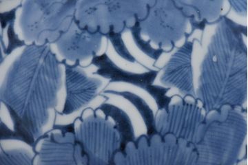 江戸期　伊万里焼　6寸　大輪の牡丹が魅力の染付皿2枚セット(中皿)(2)