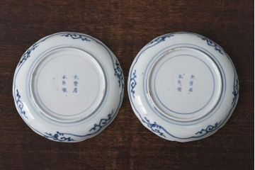 江戸期　伊万里焼　6寸　大輪の牡丹が魅力の染付皿2枚セット(中皿)(2)