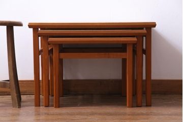 ヴィンテージ家具　北欧ビンテージ　チーク材　レトロデザインのタイルが可愛らしいネストテーブル(サイドテーブル、カフェテーブル)