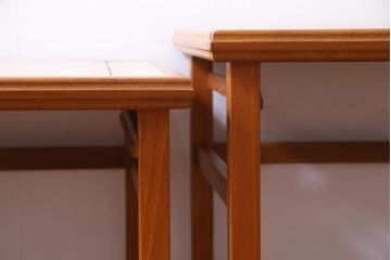 ヴィンテージ家具　北欧ビンテージ　チーク材　レトロデザインのタイルが可愛らしいネストテーブル(サイドテーブル、カフェテーブル)