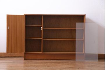 ビンテージ　北欧家具　チーク材　レトロモダンなデザインがお洒落なサイドボード(キャビネット、収納棚、戸棚)