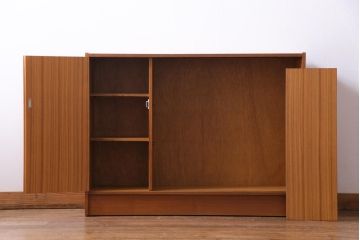 ビンテージ　北欧家具　チーク材　レトロモダンなデザインがお洒落なサイドボード(キャビネット、収納棚、戸棚)