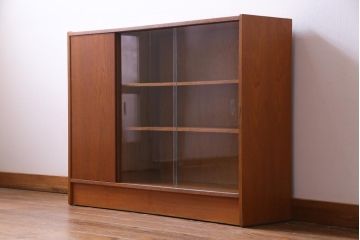 ビンテージ　北欧家具　チーク材　レトロモダンなデザインがお洒落なサイドボード(キャビネット、収納棚、戸棚)