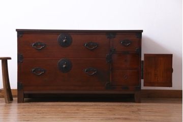 アンティーク家具　古民具　前面栗材　漆塗り　桜丸金具が目を引く米沢箪笥をリメイクしたテレビボード(リビングボード)