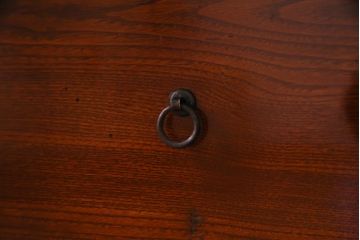 アンティーク家具　古民具　前面栗材　漆塗り　桜丸金具が目を引く米沢箪笥をリメイクしたテレビボード(リビングボード)