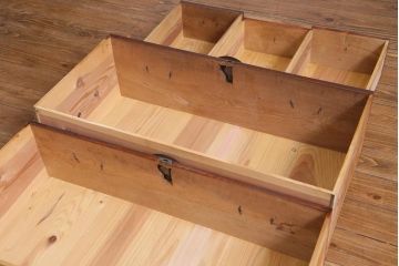 アンティーク家具　古民具　前面栗材　漆塗り　桜丸金具が目を引く米沢箪笥をリメイクしたテレビボード(リビングボード)