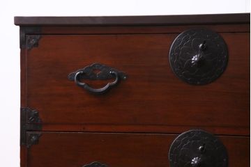 アンティーク家具　古民具　前面栗材　漆塗り　桜丸金具が目を引く米沢箪笥をリメイクしたテレビボード(リビングボード)